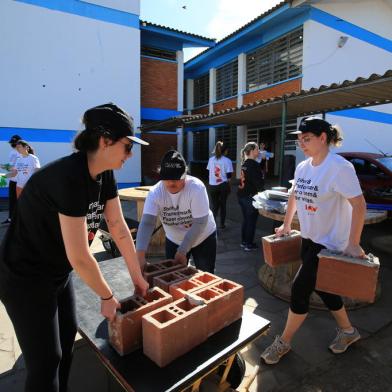 POPRTO ALEGRE,RS,BRASIL.2022,09,17.O Instituto Cyrela reuniu colaboradores e convidasos para o Dia da Ação para reforma da Escola EEEF Eng Adolfo Ahron no Bairro Rubem Berta, na zona norte da capital.Ação fazparte dos 60 anos de Cyrela Goldstein.(RONALDOI BERNARDI/AGENCIA RBS).<!-- NICAID(15209282) -->