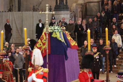 Grandchildren of Queen Elizabeth II, Britains Prince Harry, Duke of Sussex arrives with his brother and cousins to hold a vigil around her coffin, lying in state on the catafalque in Westminster Hall, at the Palace of Westminster in London on September 17, 2022, ahead of her funeral on Monday. - Queen Elizabeth II will lie in state in Westminster Hall inside the Palace of Westminster, until 0530 GMT on September 19, a few hours before her funeral, with huge queues expected to file past her coffin to pay their respects. (Photo by Andy Hall / POOL / AFP)Editoria: HUMLocal: LondonIndexador: ANDY HALLSecao: imperial and royal mattersFonte: POOLFotógrafo: STR<!-- NICAID(15209328) -->