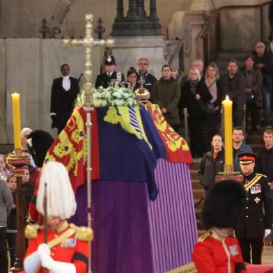 Grandchildren of Queen Elizabeth II, Britains Prince Harry, Duke of Sussex arrives with his brother and cousins to hold a vigil around her coffin, lying in state on the catafalque in Westminster Hall, at the Palace of Westminster in London on September 17, 2022, ahead of her funeral on Monday. - Queen Elizabeth II will lie in state in Westminster Hall inside the Palace of Westminster, until 0530 GMT on September 19, a few hours before her funeral, with huge queues expected to file past her coffin to pay their respects. (Photo by Andy Hall / POOL / AFP)Editoria: HUMLocal: LondonIndexador: ANDY HALLSecao: imperial and royal mattersFonte: POOLFotógrafo: STR<!-- NICAID(15209328) -->