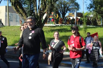 Carlos Messalla, candidato do PCB ao governo do Estado, em Caxias do Sul.No sábado, ele percorreu bairros. Visitou horta comunitária no bairro Villa-Lobos e, à tarde, fez caminhada e panfletagem com apoiadores nos bairros Bom Pastor e São Caetano (na foto).Já neste domingo, fez panfletagem na Feira Maesa Cultural pela manhã. À tarde, teve panfletagem com caminhada saindo da Praça das Feiras, passando pelo Parque dos Macaquinhos e terminando na Praça Dante Alighieri.<!-- NICAID(15209513) -->