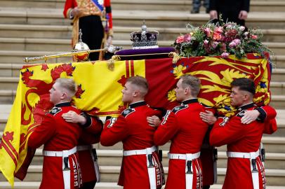 Pall bearers carry the coffin of Queen Elizabeth II with the Imperial State Crown resting on top, to St. Georges Chapel at Windsor Castle on September 19, 2022 in Windsor, England. (Photo by Jeff J Mitchell / POOL / AFP)Editoria: HUMLocal: WindsorIndexador: JEFF J MITCHELLSecao: imperial and royal mattersFonte: POOLFotógrafo: STR<!-- NICAID(15210262) -->