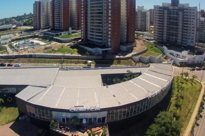 PORTO ALEGRE, RS, BRASIL, 07/11/2013: Foto aérea da fachada da Mostra Casa e Cia, no showroom do bairro planejado Central Parque da Rossi (Omar Freitas/Agência RBS, Casa & Cia)<!-- NICAID(9941193) -->