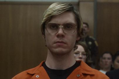 Dahmer. Monster: The Jeffrey Dahmer Story. (L to R) Evan Peters as Jeffrey Dahmer, Molly Ringwald as Shari, Richard Jenkins as Lionel Dahmer in episode 108 of Dahmer. Monster: The Jeffrey Dahmer Story. Cr. Courtesy Of Netflix © 2022<!-- NICAID(15211350) -->