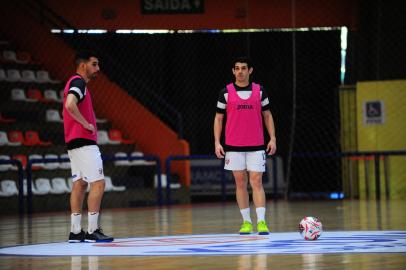 ExhibitionCARLOS BARBOSA, RS, BRASIL, 16/09/2022. Treino da ACBF no Centro Municipal de Eventos Sérgio Luiz Guerra, em Carlos Barbosa. A ACBF está nas oitavas de final da Liga Nacional de Futsal 2022. Na foto, ala esquerdo Richard (D). (Porthus Junior/Agência RBS)<!-- NICAID(15208857) -->