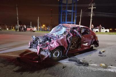 Carro capota e três pessoas ficam feridas na RS-030 em Tramandaí no litoral norte<!-- NICAID(15212104) -->