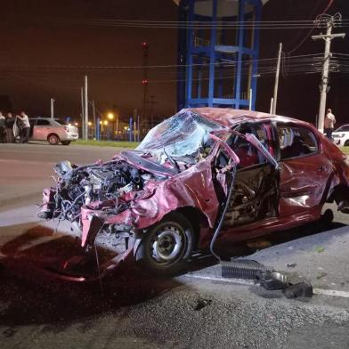 Carro capota e três pessoas ficam feridas na RS-030 em Tramandaí no litoral norte<!-- NICAID(15212104) -->