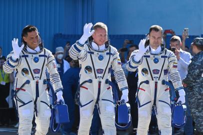 Russian cosmonauts Sergey Prokopyev (C) and Dmitri Petelin (R) and NASA astronaut Frank Rubio, members of the International Space Station (ISS) Expedition 68 main crew, walk to report to Russias Roscosmos space agency head prior to the launch at the Russian leased Baikonur cosmodrome in Kazakhstan on September 21, 2022. - The trio is scheduled to launch aboard their Soyuz MS-22 spacecraft on September 21. (Photo by NATALIA KOLESNIKOVA / AFP)Editoria: SCILocal: BaikonurIndexador: NATALIA KOLESNIKOVASecao: space programmeFonte: AFPFotógrafo: STF<!-- NICAID(15212219) -->