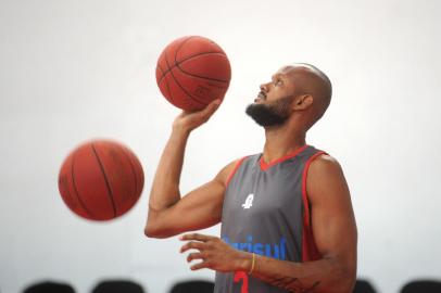 CAXIAS DO SUL, RS, BRASIL, 10/01/2017. Caxias Basquete treina para a NBB no ginásio do Vascão, em Caxias. Na foto, o ala/pivô Diego Conceição. (Diogo Sallaberry/Agência RBS)<!-- NICAID(12667650) -->