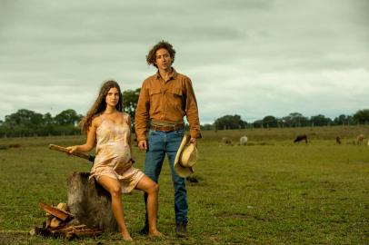 Juma (Alanis Guillen) e Jove (Jesuíta Barbosa) em Pantanal<!-- NICAID(15213328) -->