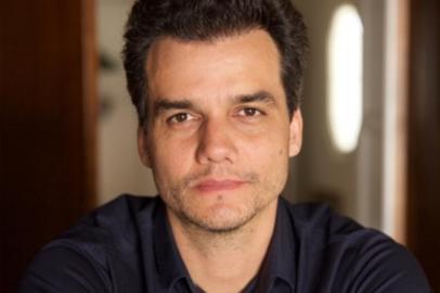 Wagner Moura posou para a sua mulher, a fotógrafa Sandra Delgado, na casa dos dois em Los Angeles, nos Estados Unidos. Ele fixou residência lá com a família. Quer investir na carreira internacional.<!-- NICAID(14527916) -->