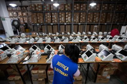 Porto Alegre, RS, Brasil, 23/09/2022 - Urnas eletrônicas sendo preparadas para as eleições de 2022 - Foto: Jefferson Botega/Agência RBSIndexador: Jeff Botega<!-- NICAID(15215294) -->