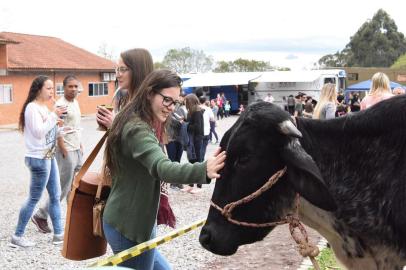 Os cursos de Medicina Veterinária e Agronomia da Universidade de Caxias do Sul (UCS) terão ações voltadas à comunidade neste domingo (25). O Vet Day e o Agro Day ocorrem nos estacionamentos dos blocos 46 e 56, do campus sede, em Caxias, a partir das 14h. A participação é gratuita. <!-- NICAID(15215371) -->