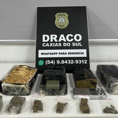 Um homem de 20 anos foi preso na manhã desta sexta-feira (23), no bairro Rio Branco, em Caxias do Sul com cerca de quatro quilos de crack e um quilo de maconha. A investigação que resultou na prisão durou cerca de um mês. <!-- NICAID(15215423) -->