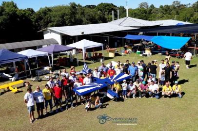 Associação Caxiense de Aeromodelismo, Ascaero, que celebra 40 anos neste final de semana. Foi fundada em 25 de setembro de 1982. Na foto, registro dos associados em 2017.<!-- NICAID(15214456) -->