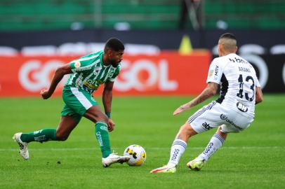 CAXIAS DO SUL, RS, BRASIL, 02/07/2022. Juventude x Atlético-MG, jogo válido pela 15ª rodada da Série A do Campeonato Brasileiro e realizado no estádio Alfredo Jaconi. Lateral-esquerdo Guilherme Arana (13) e atacante Capixaba (E).  (Porthus Junior/Agência RBS)<!-- NICAID(15138557) -->