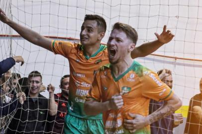 Jogadores do Entre-Ijuís comemoram gol na Série C do Gauchão de futsal 2022.<!-- NICAID(15215442) -->