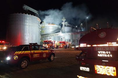 Fogo atingiu silo com cerca de 30 mil toneladas de arroz em Eldorado do Sul - Rudinei Silva dos Santos/Bombeiros Voluntários de Eldorado do Sul/Divulgação<!-- NICAID(15216155) -->