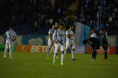 LONDRINA E PONTE PRETA CAMPEONATO BRASILEIRO SÉRIE BPR - LONDRINA-PONTE-PRETA-CAMPEONATO-BRASILEIRO-SÉRIE-B - ESPORTES - Lance durante partida entre Londrina e Ponte Preta, válido pelo Campeonato Brasileiro Série B, realizado na cidade Londrina, nesta sexta feira, 23. 23/09/2022 - Foto: FILIPE BARBOSA/FUTURA PRESS/FUTURA PRESS/ESTADÃO CONTEÚDOEditoria: ESPORTESLocal: LONDRINAIndexador: FILIPE BARBOSAFotógrafo: FUTURA PRESS<!-- NICAID(15216161) -->