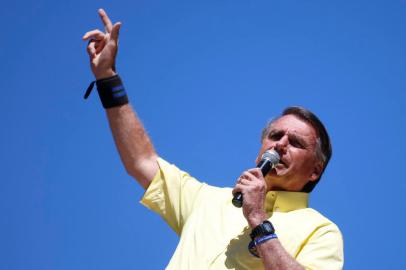 Brazilian President and re-election candidate Jair Bolsonaro speaks to supporters during a rally in Campinas, Sao Paulo state, Brazil, on September 24, 2022. - Brazil holds its presidential elections on October 2. (Photo by Miguel SCHINCARIOL / AFP)<!-- NICAID(15216232) -->