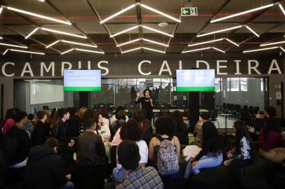 Porto Alegre, RS, Brasil, 24-09-2022: Encontro reúne cerca de 150 alunos do Nova Geração, iniciativa para capacitar jovens da rede pública de ensino para o mercado de tecnologia, no Instituto Caldeira. Foto: Mateus Bruxel / Agência RBS<!-- NICAID(15216297) -->