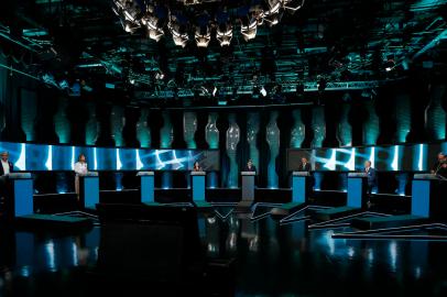 (L to R) Brazilian presidential candidates Luiz Felipe DAvila (Novo), Soraya Thronike (Uniao), Simone Tebet (MDB), moderator Carlos Nascimento, Jair Bolsonaro (PL), Ciro Gomes (PDT) and Padre Kelmon (PTB) take part in the presidential debate ahead of the October 2 general election, SBT television network in Sao Paulo, Brazil, on September 24, 2022. - Luiz Inacio Lula da Silva, Presidential candidate for the leftist Workers Party (PT) and former President (2003-2010), didnt attend the debate. (Photo by Miguel SCHINCARIOL / AFP)Editoria: POLLocal: Sao PauloIndexador: MIGUEL SCHINCARIOLSecao: electionFonte: AFPFotógrafo: STR<!-- NICAID(15216304) -->