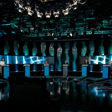 (L to R) Brazilian presidential candidates Luiz Felipe DAvila (Novo), Soraya Thronike (Uniao), Simone Tebet (MDB), moderator Carlos Nascimento, Jair Bolsonaro (PL), Ciro Gomes (PDT) and Padre Kelmon (PTB) take part in the presidential debate ahead of the October 2 general election, SBT television network in Sao Paulo, Brazil, on September 24, 2022. - Luiz Inacio Lula da Silva, Presidential candidate for the leftist Workers Party (PT) and former President (2003-2010), didnt attend the debate. (Photo by Miguel SCHINCARIOL / AFP)Editoria: POLLocal: Sao PauloIndexador: MIGUEL SCHINCARIOLSecao: electionFonte: AFPFotógrafo: STR<!-- NICAID(15216304) -->