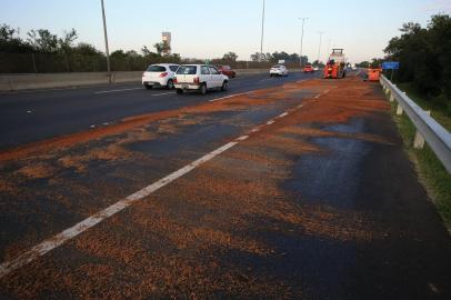 Porto Alegre, RS, Brasil, 26/09/2022 - Vazamento de óleo na Freeway - Foto: Ronaldo Bernardi/Agência RBS<!-- NICAID(15216937) -->