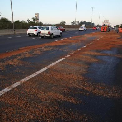 Porto Alegre, RS, Brasil, 26/09/2022 - Vazamento de óleo na Freeway - Foto: Ronaldo Bernardi/Agência RBS<!-- NICAID(15216937) -->