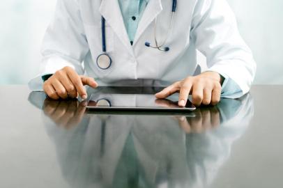 Doctor with tablet computer at hospital office.Médico, consulta, consultório. Foto: Blue Planet Studio  / stock.adobe.comFonte: 227413167<!-- NICAID(15038060) -->