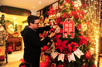 ExhibitionCAXIAS DO SUL, RS, BRASIL, 26/09/2022.  Leonardo Rech, proprietário da Dallas Decorações, que tem foco em decoração para Natal, com venda e locação. (Porthus Junior/Agência RBS)<!-- NICAID(15217654) -->