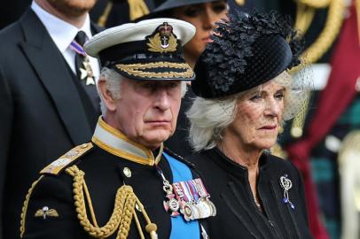 Britains King Charles III and Britains Camilla, Queen Consort look at members of the Bearer Party transferring the coffin of Queen Elizabeth II, draped in the Royal Standard, form the State Gun Carriage of the Royal Navy into the State Hearse at Wellington Arch in London on September 19, 2022, after the State Funeral Service of Britains Queen Elizabeth II. (Photo by ISABEL INFANTES / AFP)Editoria: HUMLocal: LondonIndexador: ISABEL INFANTESSecao: imperial and royal mattersFonte: AFPFotógrafo: STR<!-- NICAID(15218196) -->