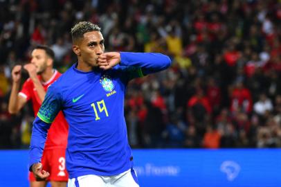 Brazils forward Raphinha celebrates after scoring a goal during the friendly football match between Brazil and Tunisia at the Parc des Princes in Paris on September 27, 2022. (Photo by Anne-Christine POUJOULAT / AFP)Editoria: SPOLocal: ParisIndexador: ANNE-CHRISTINE POUJOULATSecao: soccerFonte: AFPFotógrafo: STF<!-- NICAID(15218498) -->