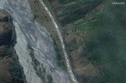 This handout satellite image taken and released by Maxar Technologies on September 27, 2022 shows vehicles waiting in a traffic jam near the border crossing between Russia and Georgia. - The latest wave of Russian exiles since the war began in February has seen military-aged men pour into the Caucasus country, by cars in a column stretching for some 20 kilometres, by bicycles and some walking kilometres by foot to the border crossing. (Photo by Handout / Satellite image ©2022 Maxar Technologies / AFP) / RESTRICTED TO EDITORIAL USE - MANDATORY CREDIT AFP PHOTO / HO / Satellite image ©2022 Maxar Technologies - NO MARKETING NO ADVERTISING CAMPAIGNS - DISTRIBUTED AS A SERVICE TO CLIENTSEditoria: WARLocal: Verkhniy LarsIndexador: HANDOUTSecao: immigrationFonte: Satellite image ©2022 Maxar TechFotógrafo: Handout<!-- NICAID(15218560) -->