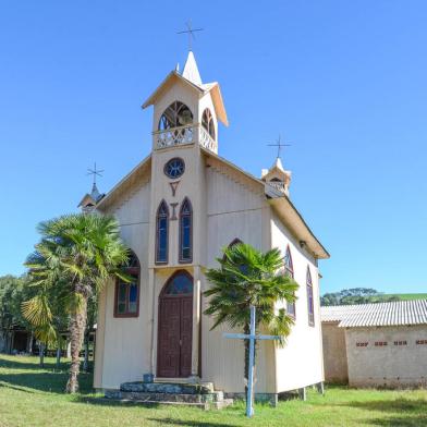 Coluna da Rosane Tremea de 27/9/22, sobre projeto de Tamar Peretti ligado a capelas. Capela São Paulo, Linha Oitava, Guaporé<!-- NICAID(15212211) -->