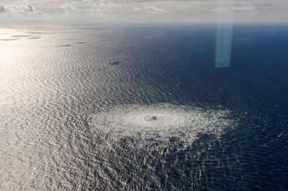 This handout picture released on September 27, 2022 by the Danish Defence Command shows the gas leak at the Nord Stream 2 gas pipeline as it is seen from the Danish Defences F-16 rejection response off the Danish Baltic island of Bornholm, south of Dueodde. - The two Nord Stream gas pipelines linking Russia and Europe have been hit by unexplained leaks, Scandinavian authorities said on September 27, 2022, raising suspicions of sabotage. The pipelines have been at the centre of geopolitical tensions in recent months as Russia cut gas supplies to Europe in suspected retaliation against Western sanctions following its invasion of Ukraine. (Photo by Handout / DANISH DEFENCE / AFP) / RESTRICTED TO EDITORIAL USE - MANDATORY CREDIT AFP PHOTO /  DANISH DEFENCE  - NO MARKETING - NO ADVERTISING CAMPAIGNS - DISTRIBUTED AS A SERVICE TO CLIENTS<!-- NICAID(15218721) -->