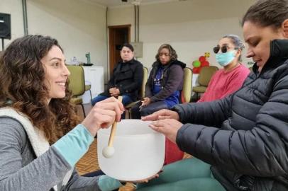 Na fotos ao lado, a musicista Cíntia Pretz teve um encontro permeado de sons e sensações com os alunos da Apadev.<!-- NICAID(15218445) -->