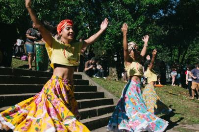 A 9ª edição do Aldeia Sesc está confirmada e, entre os meses de novembro e dezembro, fomentará a cultura em quatro municípios gaúchos. A partir de 03 de novembro, o público terá acesso a uma intensa programação de lazer e diversão, que contempla atividades artísticas gratuitas com diversas linguagens das artes, como exposições, espetáculos, bate-papos e oficinas em Caxias do Sul, São Leopoldo, Novo Hamburgo e Santa Rosa. <!-- NICAID(15218477) -->