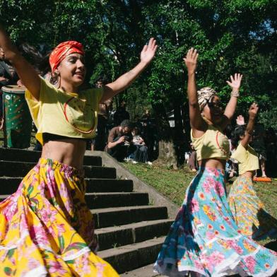 A 9ª edição do Aldeia Sesc está confirmada e, entre os meses de novembro e dezembro, fomentará a cultura em quatro municípios gaúchos. A partir de 03 de novembro, o público terá acesso a uma intensa programação de lazer e diversão, que contempla atividades artísticas gratuitas com diversas linguagens das artes, como exposições, espetáculos, bate-papos e oficinas em Caxias do Sul, São Leopoldo, Novo Hamburgo e Santa Rosa. <!-- NICAID(15218477) -->