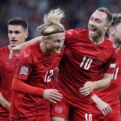 -Denmarks forward Kasper Dolberg (L) celebrates scoring the opening goal with his teammate Denmarks midfielder Christian Eriksen during the UEFA Nations League football match between Denmark and France in Copenhagen on September 25, 2022. (Photo by Liselotte Sabroe / Ritzau Scanpix / AFP) / Denmark OUTEditoria: SPOLocal: CopenhagenIndexador: LISELOTTE SABROESecao: soccerFonte: Ritzau ScanpixFotógrafo: STR<!-- NICAID(15219515) -->