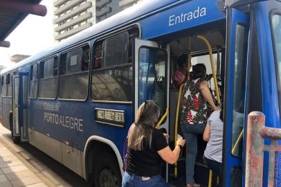 Ônibus em Porto Alegre<!-- NICAID(14655232) -->