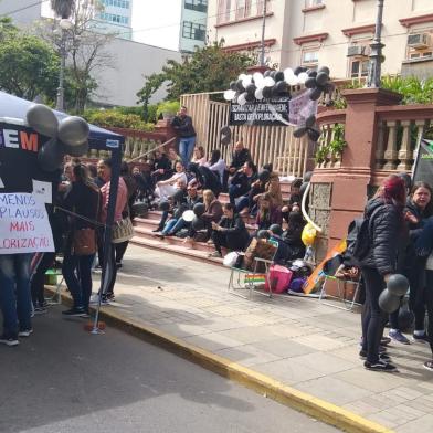 Profissionais de enfermagem protestam em Bento Gonçalves contra suspensão do piso salarial. Ação ocorreu no Hospital Tacchini<!-- NICAID(15221013) -->