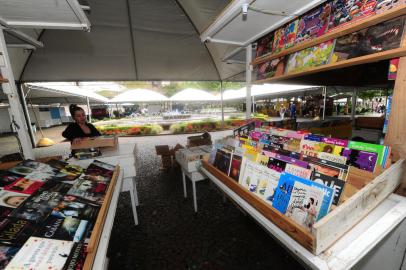 ExhibitionCAXIAS DO SUL, RS, BRASIL, 28/09/2022. Preparativos para a 38ª Feira do Livro de Caxias do Sul na praça Dante Alighieri. Tudo É Leitura, é o tema deste ano. (Porthus Junior/Agência RBS)<!-- NICAID(15219955) -->