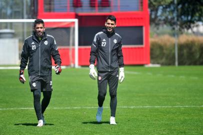 Os goleiros Daniel (E) e Keiller participam de treino do Inter no CT Parque Gigante.<!-- NICAID(15221217) -->