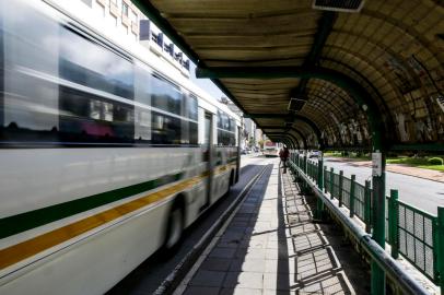 PORTO ALEGRE, RS, BRASIL, 09-07-2020: Avenida João Pessoa. Movimento em paradas de onibus na regiao central no primeiro dia de bloqueio de vale-transportes devido a novas medidas decretadas pela prefeitura para restringir a circulacao de pessoas na Capital por causa do aumento crescente de casos de covid-19. (Foto: Mateus Bruxel / Agencia RBS)Indexador: Mateus Bruxel<!-- NICAID(14541611) -->