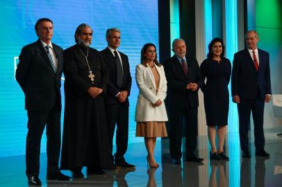 (L to R) Brazilian presidential candidates Jair Bolsonaro (PL), Padre Kelmon (PTB),  Luiz Felipe DAvila (Novo), Soraya Thronike (Uniao), Luiz Inacio Lula da Silva (PT), Simone Tebet (MDB) and Ciro Gomes (PDT) pose before a presidential debate ahead of the October 2 general election, at the Globo television network in Rio de Janeiro, Brazil, on September 29, 2022. (Photo by MAURO PIMENTEL / AFP)<!-- NICAID(15221792) -->