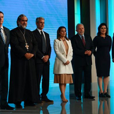 (L to R) Brazilian presidential candidates Jair Bolsonaro (PL), Padre Kelmon (PTB),  Luiz Felipe DAvila (Novo), Soraya Thronike (Uniao), Luiz Inacio Lula da Silva (PT), Simone Tebet (MDB) and Ciro Gomes (PDT) pose before a presidential debate ahead of the October 2 general election, at the Globo television network in Rio de Janeiro, Brazil, on September 29, 2022. (Photo by MAURO PIMENTEL / AFP)<!-- NICAID(15221792) -->