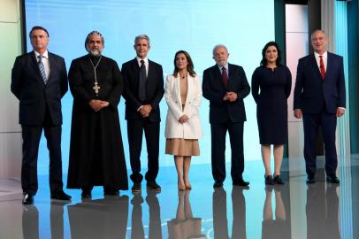 Os candidatos Jair Bolsonaro (PL), Padre Kelmon (PTB), Luiz Felipe DAvila (NOVO), Soraya Thronicke (União Brasil), Luiz Iná¡cio Lula da Silva (PT), Simone Tebet (MDB) e Ciro Gomes (PDT) no estúdio da TV Globo, para participar do debate. <!-- NICAID(15221817) -->