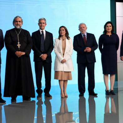 Os candidatos Jair Bolsonaro (PL), Padre Kelmon (PTB), Luiz Felipe DAvila (NOVO), Soraya Thronicke (União Brasil), Luiz Iná¡cio Lula da Silva (PT), Simone Tebet (MDB) e Ciro Gomes (PDT) no estúdio da TV Globo, para participar do debate. <!-- NICAID(15221817) -->