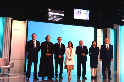 DEBATE PRESIDENCIAL GLOBORJ - DEBATE/PRESIDENTE - POLÍTICA - Candidatos durante o debate da TV Globo entre candidatos à Presidência da República nesta quinta-feira, dia 29, mediado pelo jornalista William Bonner, nos Estudios Globo, Rio de Janeiro, RJ. 29/09/2022 - Foto: CRISTIANE MOTA/FOTOARENA/FOTOARENA/ESTADÃO CONTEÚDOEditoria: POLÍTICALocal: RIO DE JANEIROIndexador: CRISTIANE MOTAFonte: 2272325Fotógrafo: FOTOARENA<!-- NICAID(15221846) -->