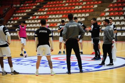 ExhibitionCARLOS BARBOSA, RS, BRASIL, 16/09/2022. Treino da ACBF no Centro Municipal de Eventos Sérgio Luiz Guerra, em Carlos Barbosa. A ACBF está nas oitavas de final da Liga Nacional de Futsal 2022. Na foto, técnico Edgar Baldasso. (Porthus Junior/Agência RBS)<!-- NICAID(15208879) -->